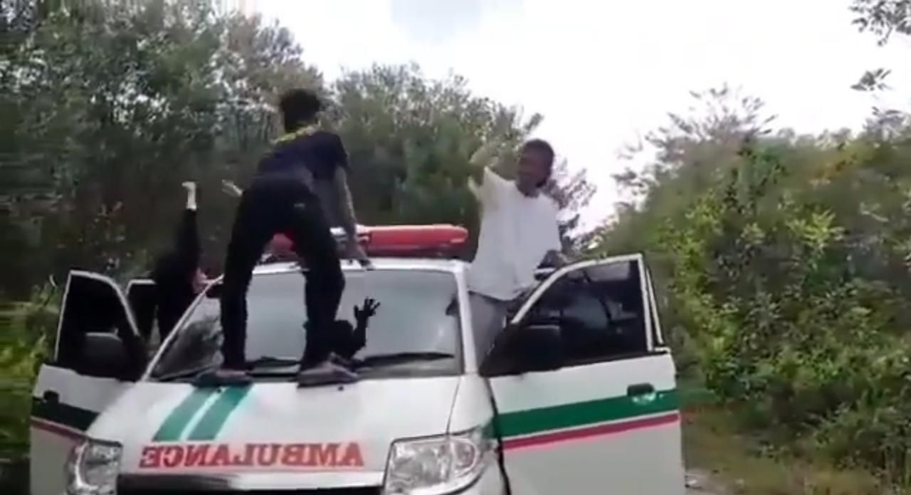Video sejumlah mahasiswa berjoget-joget memanjat ambulans viral di medsos. Polisi memeriksa mahasiswa tersebut (Screenshot video viral)