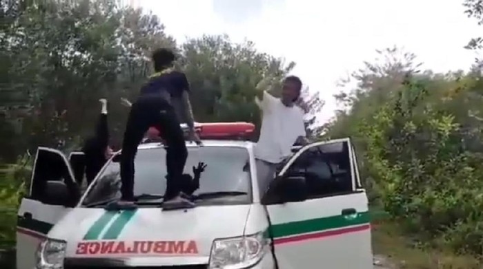 Video sejumlah mahasiswa berjoget-joget memanjat ambulans viral di medsos. Polisi memeriksa mahasiswa tersebut (Screenshot video viral)
