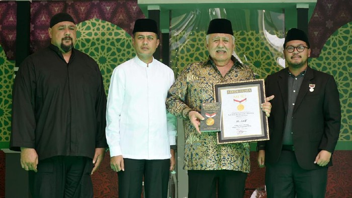 Wagub Sumut Musa Rajekhshah (Ijeck) dan ayah, Haji Anif (tengah) (Diskominfo Sumut)
