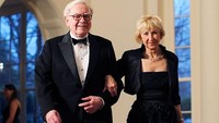 Warren Buffett adalah salah satu investor paling terkenal di dunia. Dia bertemu Astrid istrinya pada 1970-an ketika dia bekerja sebagai pelayan. Perbedaan usia di antara mereka adalah 16 tahun, membuktikan bahwa cinta mengalahkan segalanya. Foto: Dok. ibtimes.com