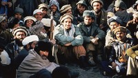 Ini foto Ahmad Shah Massoud (tengah) bersama para  komandan Mujahidin pada 1984.