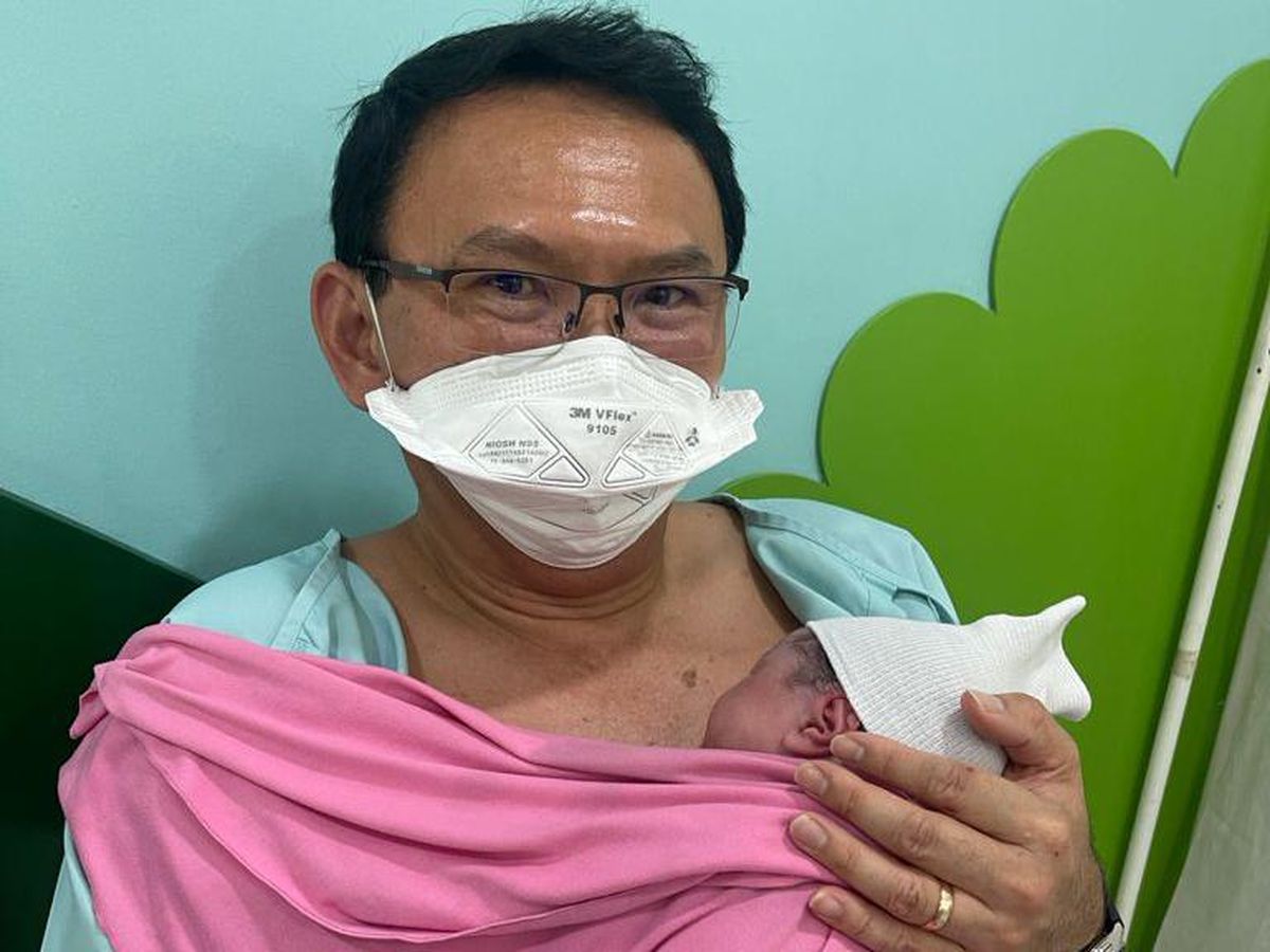 Potret Bahagia Ahok Gendong Sarah Eliana Purnama