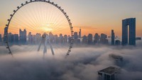 Wahana bianglala raksasa Ain Dubai disambut gempita dua tahun lalu. Bianglala yang disebut tertinggi di dunia itu beropersi beberapa bulan. Namun, tak lama kemudian berhenti berputar secara misterius. (Dubai Media Office/Twitter)