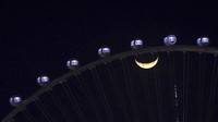 Selama lebih dari setahun, pintu masuk utama objek wisata ditutup dan loket tiket ditinggalkan. Hanya sedikit turis yang mengunjungi situs tersebut untuk mengambil gambar lampu LED yang dipasang di bagian luarnya. (AFP)