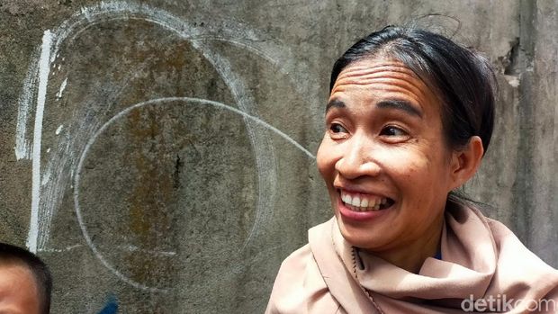 Ani Pina, ibu rumah tangga di Makassar yang viral mirip Presiden Jokowi. (Ibnu Munsir/detikcom)