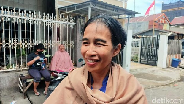 Ani Pina, ibu rumah tangga di Makassar yang viral mirip Presiden Jokowi. (Ibnu Munsir/detikcom)