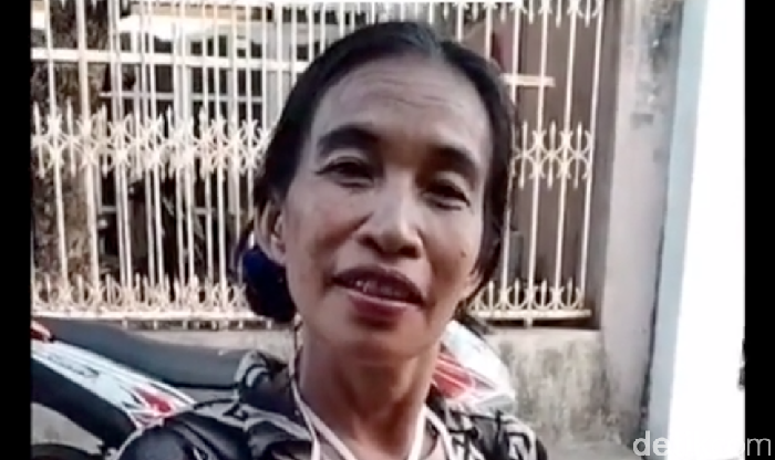 Ani Pina, ibu rumah tangga di Makassar yang viral mirip Presiden Jokowi. (Ibnu Munsir/detikcom)