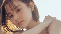 Melakoni karakter Kat, Aom Sushar Manaying harus melakukan riset bagaimana menjadi wartawan. Dia pun ikut terjun langsung buat meliput berita dalam proses risetnya. (Foto: dok. Instagram @aom_sushar)  
