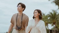 Aom dipasangkan dengan aktor Weir Sukollawat dalam Bangkok Breaking. Sebelumnya dalam serial berbeda Aom pernah main bareng aktor muda sekaligus penyanyi Lee Thanat. (Foto: dok. Instagram @aom_sushar) 