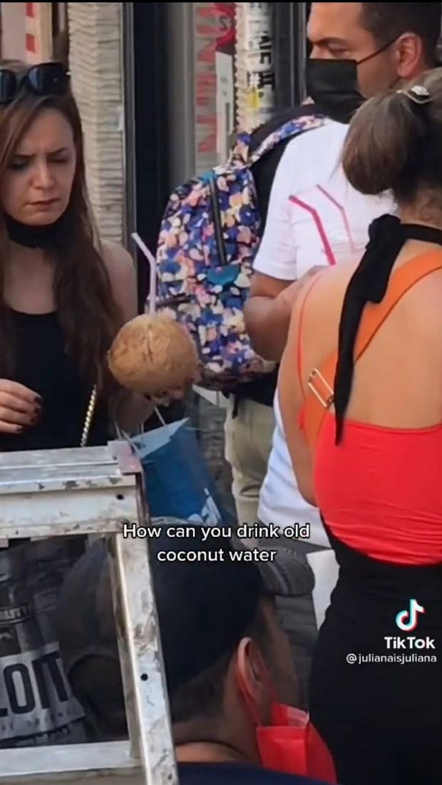 Zonk! Bule Ini Dapat Kelapa Tua Saat Ingin Cicip Segarnya Air Kelapa Muda