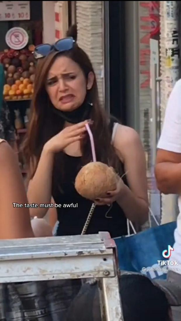 Zonk! Bule Ini Dapat Kelapa Tua Saat Ingin Cicip Segarnya Air Kelapa Muda