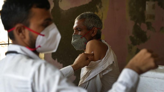 Corona di India akan Masuk Fase Endemi A health worker administers the vaccine for COVID-19 in New Delhi, India, Tuesday, Aug. 24, 2021. (AP Photo/Manish Swarup)