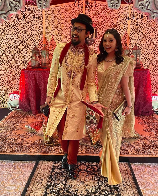 Orangtua Olivia berhalangan hadir di acara pernikahan mereka karena sedang berada di Singapura. Namun, kondisi tersebut tak mengurangi kemesraan mereka pada hari bahagia itu. (Foto: Instagram @oliviasumargo)