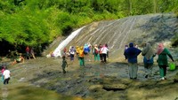  Desa Wisata Cikakak di Banyumas telah ditetapkan sebaga desa adat. Di dalamnya taman kera dengan jumlah kera yang begitu banyak dan hidup bebas di alam liar dan Curug Cikakak  (Jadesta)