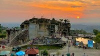 Desa Wisata Dewi Sambi di Sleman memiliki luas sekitar 8.396.375 hektare yang dominan dengan lanskap perbukitan. Berbagai wisatanya berupa Air Terjun Tritis, Goa Nepen, Spot Riyadi, Embung Pandanrejo, Embung Sumberwatu, Arca Gupolo, Arca Ganesha, Candi Ijo hingga Candi Barong. (Jadesta)
