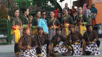 Desa Wisata Rejowinangun berada di pertengahan Kota Yogyakarta. Wisata budayanya menyajikan Tarian Edan-edanan dan Upacara Adat Wiwitan Pari, sedangkan wisata agro edukasinya mengajak wisatawan belajar cara pembibitan berbagai tanaman, mulai dari sayur, buah hingga tanaman hias. (Jadesta)