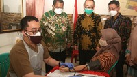 Sekretaris Kota Administrasi Jakarta Pusat Iqbal Akbarudin (kiri) bersama Direktur Utama PT Bank JTrust Indonesia Tbk. (J Trust Bank) Ritsuo Fukadai dan perwakilan J Trust Grup Tamaki Tadashi meninjau kegiatan vaksinasi COVID-19, di Jakarta, Kamis (26/8/2021).   