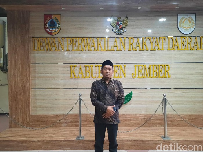 Ketua DPRD Jember, M Itqon Syauqi menyebut anggaran yang diterima Hendy sah dan legal. Sebab, dalam setiap kegiatan Bupati memang berada dalam posisi selaku pengarah. Dan posisi itu memang ada honornya.