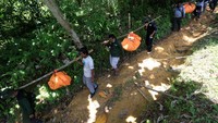 Proses evakuasi dilakukan menggunakan peralatan sederhana dan dilakukan gotong-royong.
