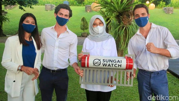 Gary Bencheghib dan Sam Bencheghib datang ke Banyuwangi. Kedatangan mereka untuk berkolaborasi menjaga dan membersihkan sungai dari sampah.