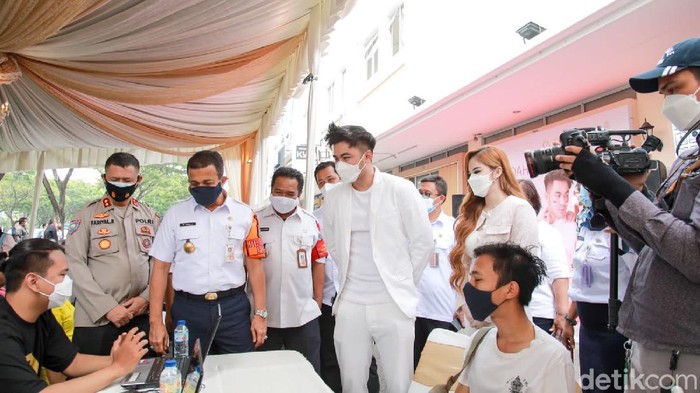 Guntur Triyoga buka gerai vaksinasi masal