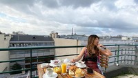 Selain itu, Helena juga sering liburan ke luar negeri. Seperti liburannya kali ini saat ke Paris sambil menikmati pastry. Foto: Instagram @helenalim899