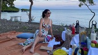 Helina Lim memang dikenal sebagai orang tajir. Saking tajirnya ia mendapat julukan sebagai Crazy Rich PIK. Sayangnya aksi mandi susunya terbuat berujung kritikan netizen. Foto: Instagram @helenalim899