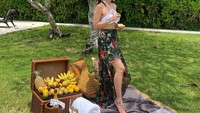 Selain itu, ia juga sering berlibur ke beberapa daerah di Indonesia. Salah satunya liburan ke Bali dan menikmati buah-buahan di sebuah hotel. Foto: Instagram @helenalim899
