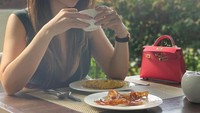 Terakhir, ini momennya saat sarapan di hotel yang ada di Bali. Di sana Helena Lim Menikmati omelette, kimchi dan segelas kopi. Foto: Instagram @helenalim899