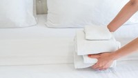 Haduk atau jubah mandi tidak boleh dibawa ya. Jika selesai digunakan kamu gantung saja di kamar mandi, atau pas check out tumpuk saja di kamar mandi. (CNN)