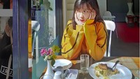 Seporsi steak jadi pilihan Ara untuk makan siang. Lho tapi kok bukannya makan malah memandang jendela. Foto: instagram @aratears