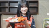 Imutnya Ara JKT48 Saat Nikmati Yoghurt dan Ayam Goreng
