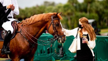 Masih ada beberapa lagi penampakan Jennifer memakai iPhone terbaru. Ini salah satunya ketika ia bersama sang tunangan, Nayel Nassar, yang sedang berkuda. Foto: Instagram
