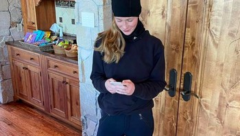 Ini saat Jennifer menggunakannya untuk mengetik. Foto: Instagram