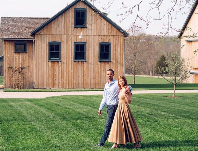 Pernikahan Nayel dan Jennifer dilaporkan akan digelar di lapangan kuda milik Jennifer yang dibelikan Bill Gates tiga tahun lalu. Dilansir Daily Mail, pernikahan Jennifer hanya memakan biaya setidaknya $2 juta atau sekitar Rp 28 miliaran. Angka tersebut lebih rendah dibanding pesohor lain seperti pasangan kerajaan Meghan Markle dan Pangeran Harry. Foto: Instagram