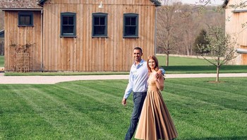 Di sisi lain, Jennifer sedang sibuk mempersiapkan pernikahan dengan Nayel Nassar. Mungkin karena Jennifer Gates usianya sudah dewasa, maka ia sudah bisa bebas menentukan pilihan ponselnya. Dahulu, Melinda Gates pernah mengharamkan semua gadget Apple ada di rumahnya. Foto: Instagram