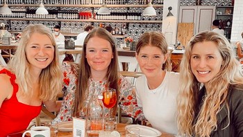 Jennifer bersama teman-temannya. Dalam kesempatan wawancara setelahnya, Melinda tetap konsisten dengan sikapnya itu. Hal itu terungkap saat Melinda ditanya soal ketertarikannya terhadap Apple Watch. Tidak, aku tak akan pernah membelinya, jawab Melinda.  Foto: Instagram