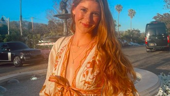 Namun tentu karena sudah tidak serumah dan beranjak dewasa, Jennifer sudah bebas menentukan akan memakai ponsel apa sesuai seleranya. Ternyata iPhone yang dipilihnya. Foto: Instagram