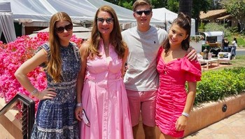 Dia pun bersikukuh kalau keluarga Gates termasuk Jennifer Gates hanya menggunakan produk buatan Microsoft. Tidak, tidak. Kami hanya menggunakan produk Microsoft, jawabnya singkat. Bill Gates pun mengaku lebih menyukai Android dibandingkan iPhone. Belum lama ini, ia terang-terangan menggunakan perangkat Android. Saya sebenarnya menggunakan ponsel Android, kata Gates. Foto: Instagram