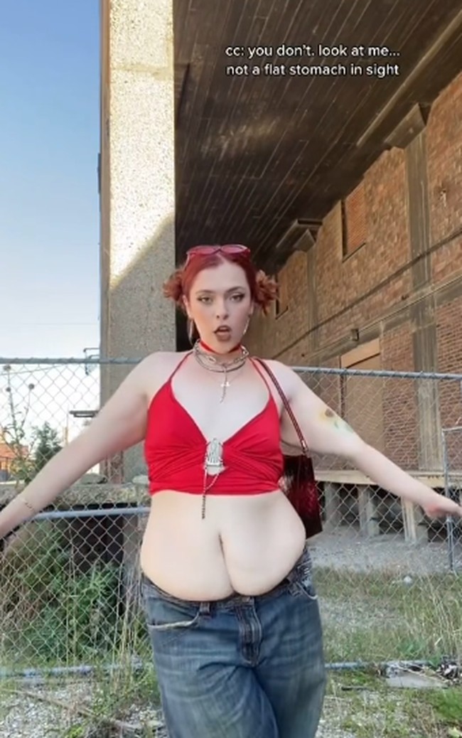 Dalam salah satu videonya, Jessica menunjukkan bahwa perut yang besar dan bergelambir juga bisa menggunakan jenis jeans low cut. Di video tersebut sejumlah netizen yang justru mengkhawatirkan kesehatannya. Kamu membuat dirimua bisa mati muda, tulis netizen. Foto: dok.Instagram/@lovejessicablair