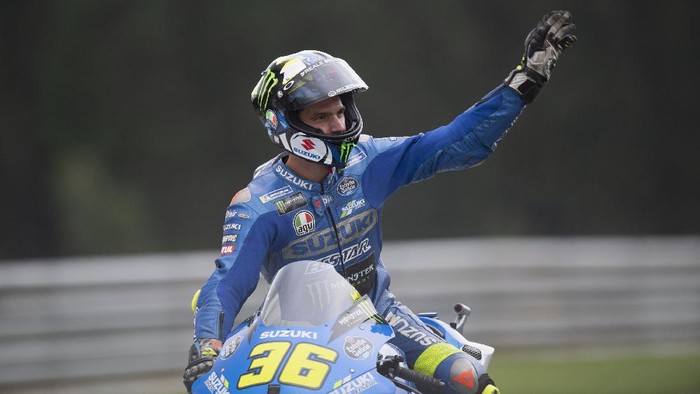 SPIELBERG, AUSTRIA - AUGUST 08: Joan Mir of Spain and Team Suzuki ECSTAR celebrates the second place and greets the fans at the end of the MotoGP race during the MotoGP of Styria - Race at Red Bull Ring on August 08, 2021 in Spielberg, Austria. (Photo by Mirco Lazzari gp/Getty Images)