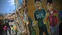 Selain itu juga untuk menjaga dinding dari coretan vandalisme.   