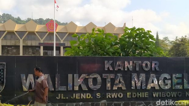 Kantor wali kota Magelang di Jalan Sarwo Edhie Wibowo Kota Magelang, Jateng, tiba-tiba dipasang lambang atau logo TNI. Hingga saat ini belum diketahui siapa yang memasang logo tersebut.