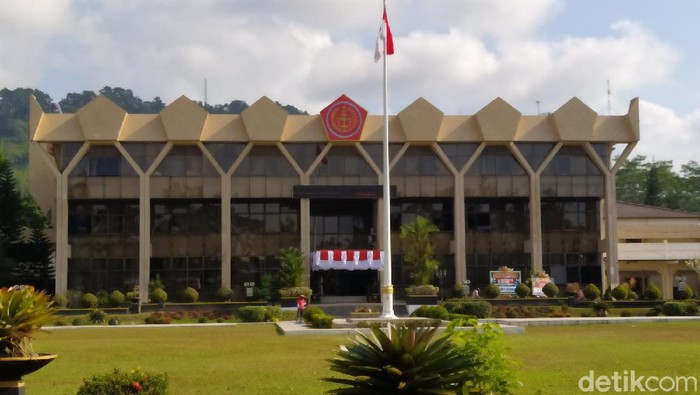 Kantor wali kota Magelang di Jalan Sarwo Edhie Wibowo Kota Magelang, Jateng, tiba-tiba dipasang lambang atau logo TNI. Hingga saat ini belum diketahui siapa yang memasang logo tersebut.