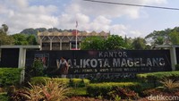 Logo besar tersebut terlihat mulai terlihat terpasang tepat di tengah bangunan kantor ali kota bagian atas sejak Rabu (25/6) siang. Tidak diketahui pihak mana yang telah memasangnya dan sejauh ini juga belum ada pihak yang mengakuinya. 