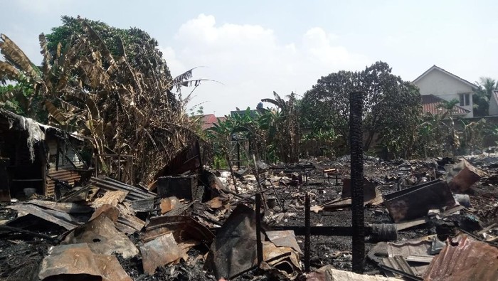 Kebakaran di lapak pemulung di Pondok Aren, Tangsel hanguskan ratusan bedeng, pada Rabu (25/8/2021) dini hari.