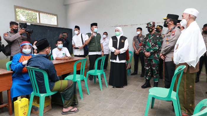 Khofifah meninjau vaksinasi di Ponpes Kediri