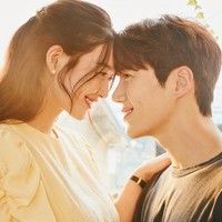 Kesuksesan perannya di Start-Up membuat Kim Seon Ho mendapatkan peran utamanya dalam drakor Hometown Cha Cha Cha. Namun kini kesuksesan tersebut dibayar mahal dengan skandal masa lalunya. Mantan pacarnya berinisial A mengaku mendapatkan gaslighting (tindakan memanipulasi orang lain). A mengaku dijanjikan menikah oleh Seon Ho namun disuruh aborsi saat dirinya hamil. Foto: dok. tvN