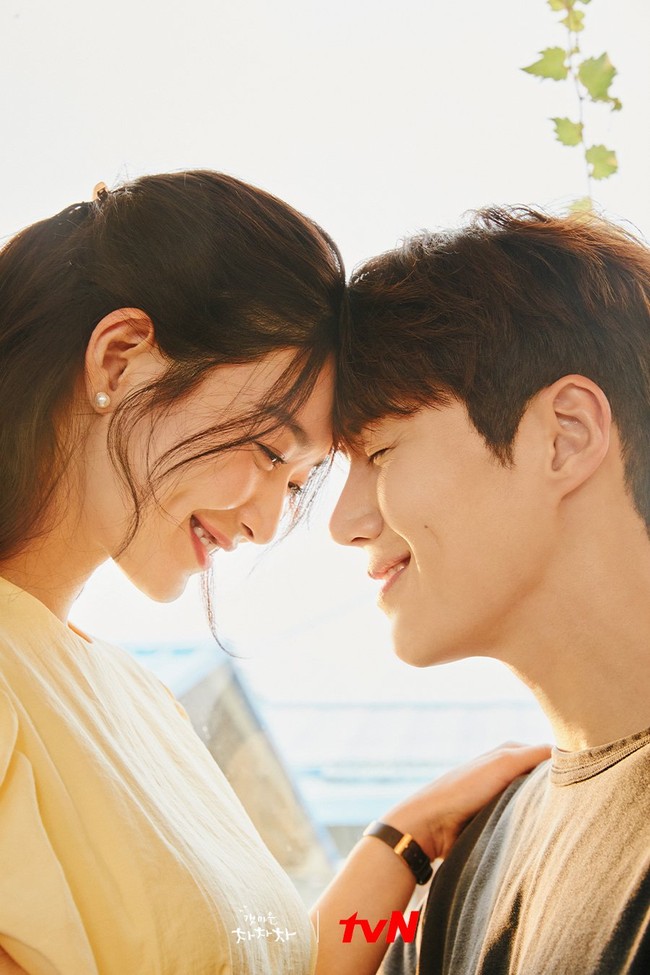 Chemistry keduanya diakui oleh sutradara drakor Hometown Cha Cha Cha. Kim Seon Ho dan Shin Min Ah disebut-sebut sebagai dimple couple karena memiliki lesung pipi menawan. Foto: dok. tvN