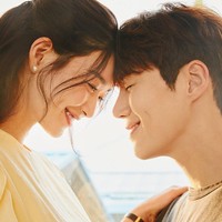 Chemistry keduanya diakui oleh sutradara drakor Hometown Cha Cha Cha. Kim Seon Ho dan Shin Min Ah disebut-sebut sebagai dimple couple karena memiliki lesung pipi menawan. Foto: dok. tvN